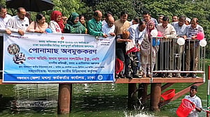 জাতীয় চিড়িয়াখানার লেকে ছাড়া হল ২৫০ কেজি পোনামাছ