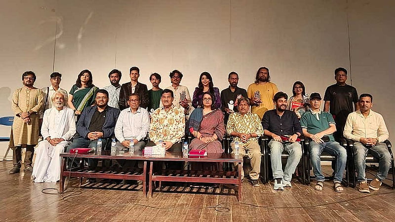 শিল্পকলা একাডেমির জাতীয় চিত্রশালা মিলনায়তনে সোমবার ‘১ মিনিট পরিবেশ চলচ্চিত্র উৎসব’ এর উদ্বোধনীতে অতিথিদের সঙ্গে সংশ্লিষ্টরা। 