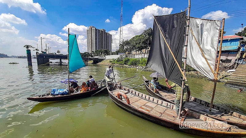 বুড়িগঙ্গা নদী পারাপারে শরতের নীল আকাশের নিচে পাল তুলে যাত্রী নিয়ে ছুটছেন মাঝি