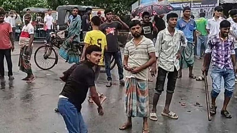 পুলিশ হেফাজতে আসামির মৃত্যুর গুজব ছড়িয়ে পড়লে স্থানীয় বিক্ষুব্ধ জনতা হামলা চালায়। ঘটনাটিকে দেশে গড়ে ওঠা নব্য ‘মব সংস্কৃতির’ বহিঃপ্রকাশ বলে অভিহিত করেছে বাংলাদেশ পুলিশ সার্ভিস অ্যাসোসিয়েশন। ছবি: ভিডিও থেকে
