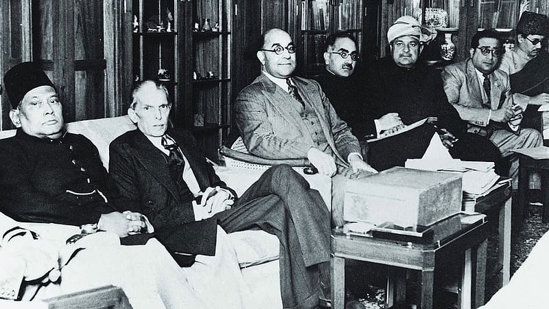 <div class="paragraphs"><p>১৯৪০ থেকে ১৯৪৬: লাহোর প্রস্তাবের বহুবচন ‘States’ (স্বাধীন রাষ্ট্রসমূহ) শব্দটিকে দিল্লিতে একবচন ‘State’ (একক রাষ্ট্র)-এ রূপান্তরের মাধ্যমে মুহাম্মদ আলী জিন্নাহ বদলে দেন ভবিষ্যৎ ভূখণ্ডের পথরেখা।</p></div>
