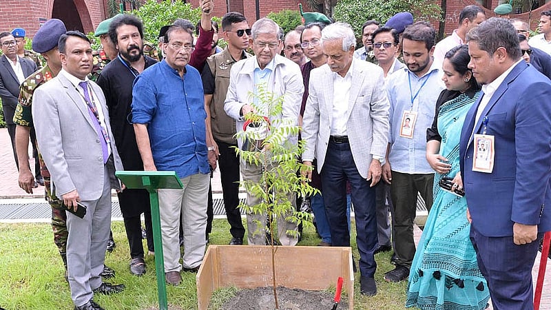 ঢাকার শেরেবাংলা নগরে বুধবার জুলাই গণঅভ্যুত্থান স্মৃতি জাদুঘর প্রাঙ্গণে বৃক্ষরোপণ করেন রাষ্ট্রপতি মির্জা ফখরুল ইসলাম আলমগীর