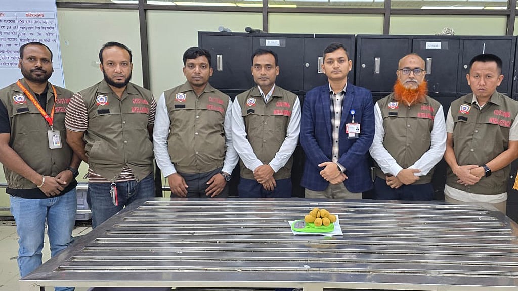 বিমানবন্দরের ওয়াশরুমে ‘গুপ্তভাণ্ডার’, ৭ কোটি টাকার স্বর্ণ জব্দ