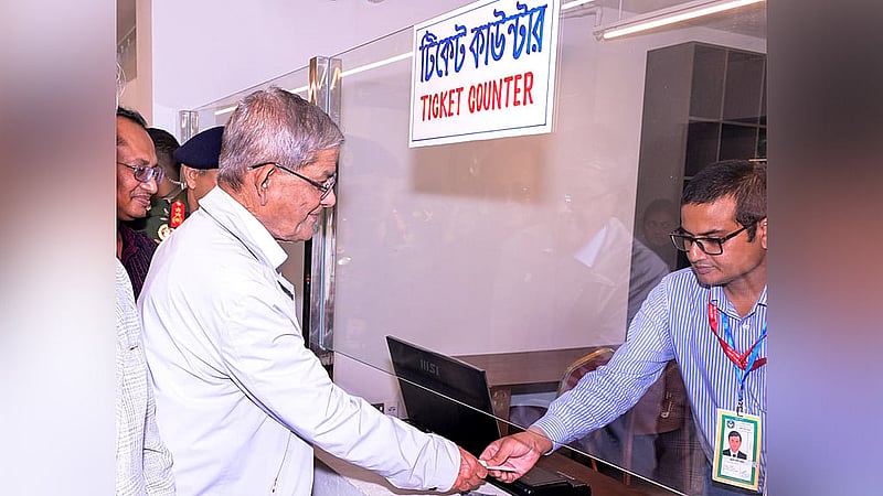 ঢাকার শেরেবাংলা নগরে বুধবার জুলাই গণঅভ্যুত্থান স্মৃতি জাদুঘর পরিদর্শনে গিয়ে প্রবেশের টিকেট সংগ্রহ করেন রাষ্ট্রপতি মির্জা ফখরুল ইসলাম আলমগীর