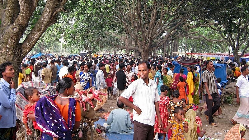বটগাছের ছায়ায় সারি সারি দোকান। শিশুদের খেলনার দোকানে উপচে পড়া ভিড়, ছবি: লেখক।