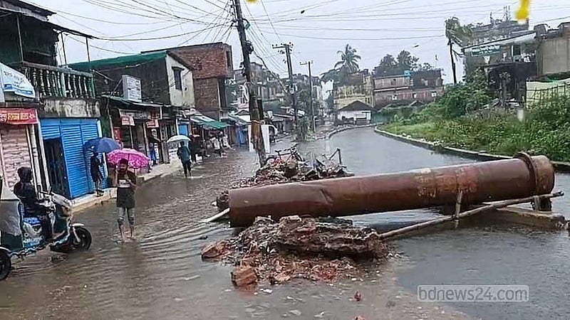 নগরীর চান্দগাঁও এলাকায় খালের পানি উপচে পাশের সড়কের উপর দিয়ে প্রবাহিত হচ্ছে। ছবি: বিডিনিউজ টোয়েন্টিফোর ডটকম