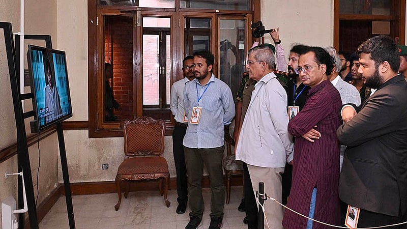 শেরেবাংলা নগরে বুধবার জুলাই গণঅভ্যুত্থান স্মৃতি জাদুঘরের বিভিন্ন গ্যালারি ঘুরে দেখেন রাষ্ট্রপতি মির্জা ফখরুল ইসলাম আলমগীর