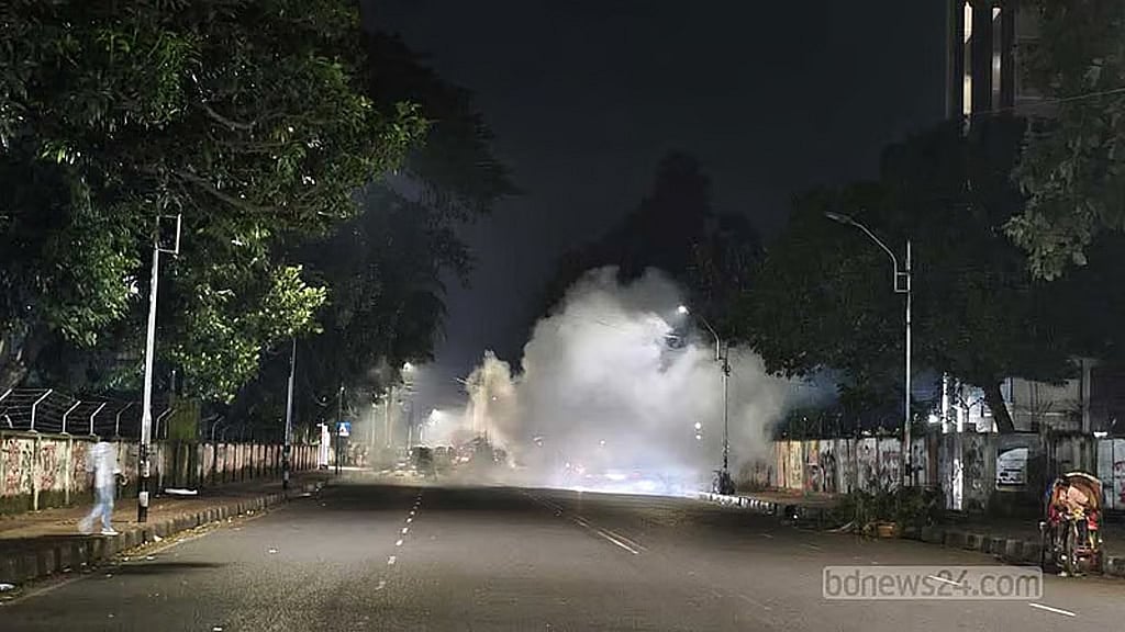 ঢাকা বিশ্ববিদ্যালয়ে তিন নেতার মাজারের সামনে হাতবোমা বিস্ফোরণ