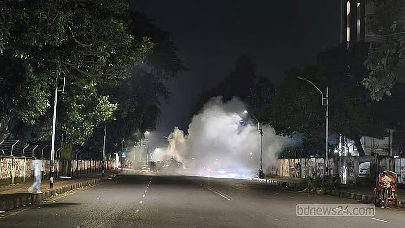 ঢাকা বিশ্ববিদ্যালয়ে তিন নেতার মাজারের সামনে হাতবোমা বিস্ফোরণ