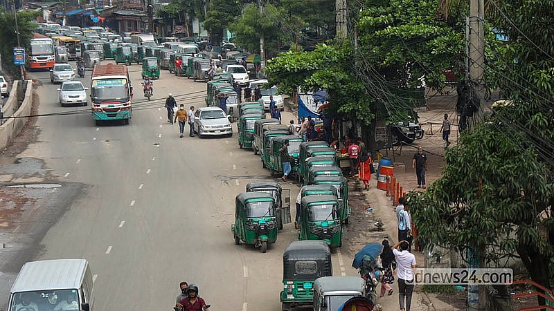 রাজধানীর টেকনিক্যাল এলাকার একটি ফিলিং স্টেশনে বুধবার গ্যাসের জন্য যানবাহনের দীর্ঘ সারি দেখা যায়