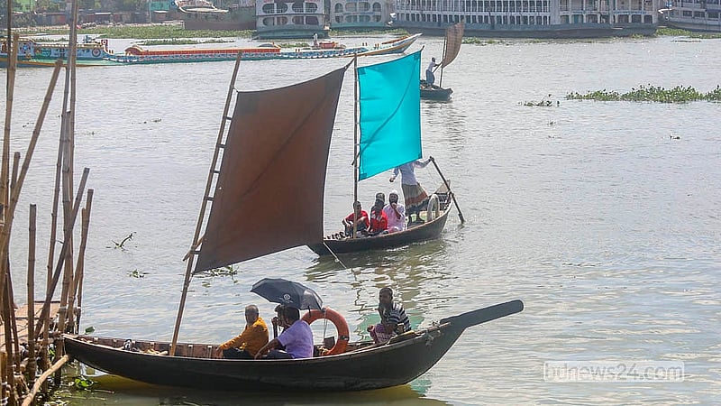বর্ষার পানিতে ঢাকার বুড়িগঙ্গা নদীর পানি এখন অনেকটাই পরিষ্কার; ভরা নদীতে চলাচল করছে পাল তোলা ডিঙি নৌকা