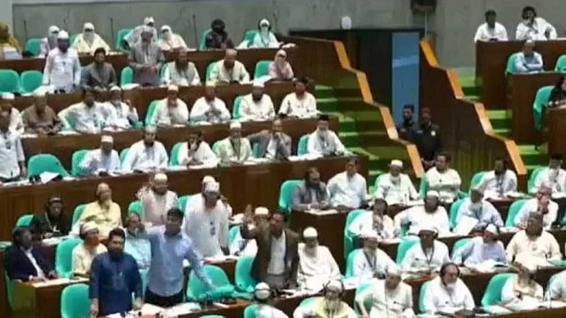 দাঁড়িয়ে স্বরাষ্ট্রমন্ত্রীর বক্তব্যের প্রতিবাদ জানাচ্ছেন বিরোধী দলের সদস্যরা।