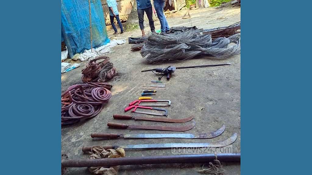 নড়াইলে রেললাইন ও পল্লী বিদ্যুতের চোরাই মালামালসহ আটক ২