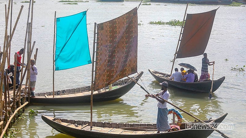 ঢাকার কেরাণীগঞ্জে বুড়িগঙ্গা নদীর মিল ব্যারাক ঘাট এলাকায় রয়েছে ৩০টির মত ডিঙি নৌকা। বাতাসের চাপ থাকলে বেশিরভাগ নৌকায় মাঝিরা তুলে দেন পাল