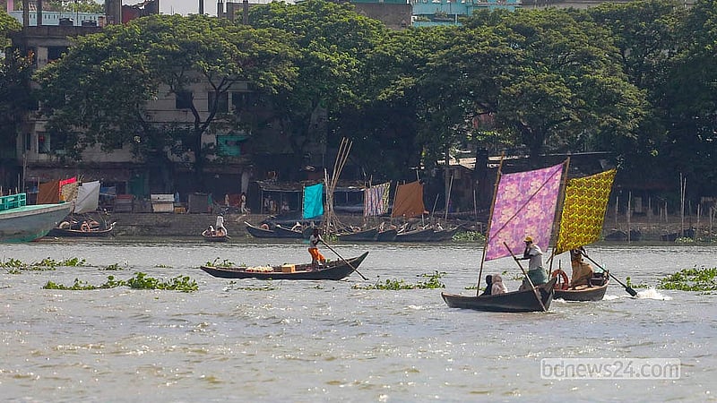ঢাকায় বুড়িগঙ্গা নদীর মিল ব্যারাক ঘাট থেকে কেরাণীগঞ্জের কোল্ড স্টোরেজ নৌকা ঘাটে চলছে পাল তোলা নৌকা