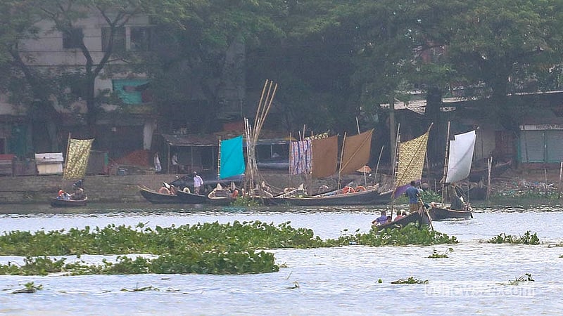 ঢাকার কেরাণীগঞ্জে বুড়িগঙ্গা নদীর মিল ব্যারাক ঘাট এলাকায় রয়েছে ৩০টির মত ডিঙি নৌকা। বাতাসের চাপ থাকলে বেশিরভাগ নৌকায় মাঝিরা তুলে দেন পাল