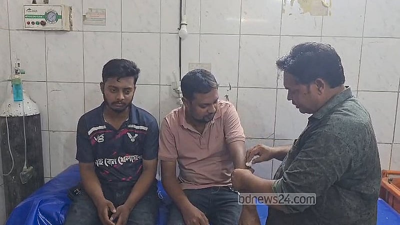 হামলার পর চিকিৎসা নেন ওই দুই সাংবাদিক।