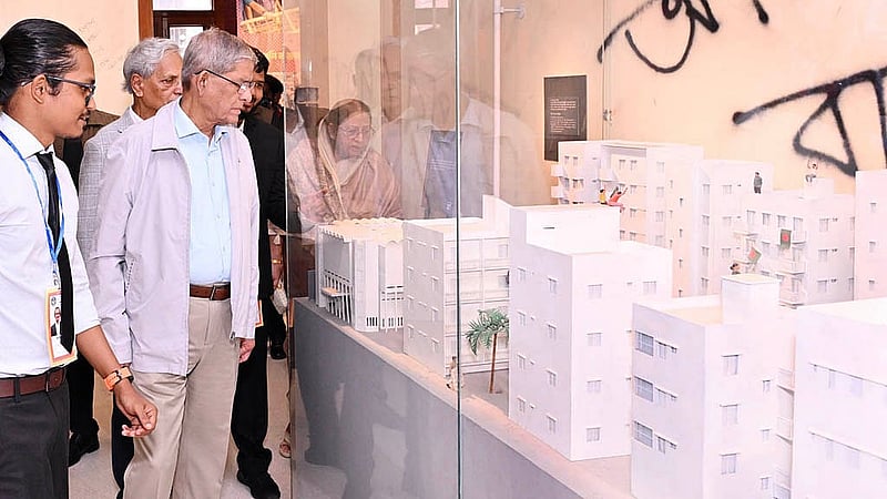 শেরেবাংলা নগরে বুধবার জুলাই গণঅভ্যুত্থান স্মৃতি জাদুঘরের বিভিন্ন গ্যালারি ঘুরে দেখেন রাষ্ট্রপতি মির্জা ফখরুল ইসলাম আলমগীর