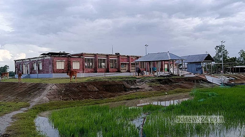 ডিমলা উপজেলার ঝুনাগাছ চাপানী ছাতুনামা ‘সাইক্লোন সেল্টার সেন্টার’ নদী ভাঙনের মুখে রয়েছে। 
