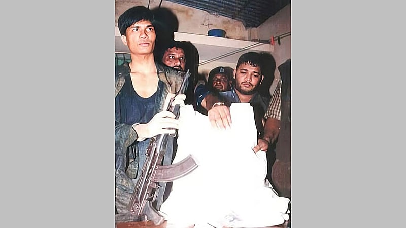 ২০০০ সালে একে-৪৭ রাইফেলসহ গ্রেপ্তার হয়েছিলেন বড় সাজ্জাদ