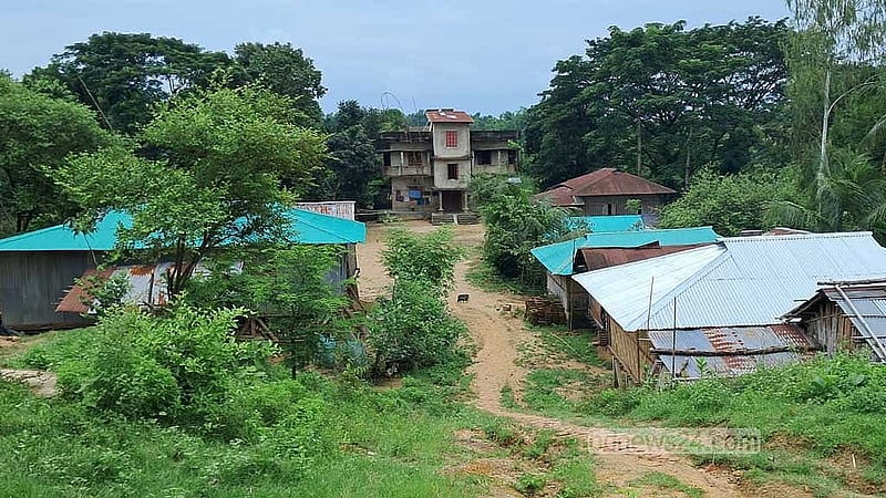 বান্দরবান সদর উপজেলার টংকাবতি ইউনিয়নে এই পাড়ার নাম পূর্ণচন্দ্র ম্রো পাড়া। টিনের ছাউনি ঘরগুলো মাঝখানের বিল্ডিংটাই পূর্ণচন্দ্র ম্রোর বাড়ি।