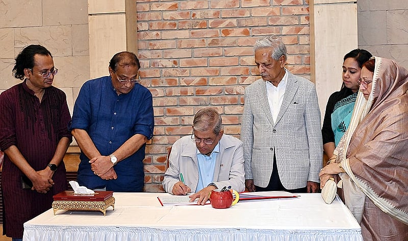 শেরেবাংলা নগরে বুধবার জুলাই গণঅভ্যুত্থান স্মৃতি জাদুঘর ঘুরে দেখার পর পরিদর্শন বইয়ে সই করেন রাষ্ট্রপতি মির্জা ফখরুল ইসলাম আলমগীর