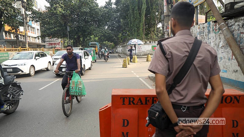 রাজধানীর মগবাজার ফ্লাইওভার লাগোয়া সড়কে চেকপোস্ট সতর্ক অবস্থানে থাকতে দেখা যায় এক পুলিশ সদস্যকে। ছবি: শামছুল হক রিপন