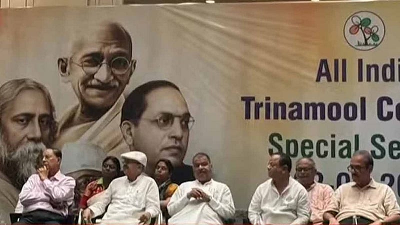 কলকাতার নিউ টাউনের একটি হোটেলে সোমবার বৈঠকে তৃণমূলের বিদ্রোহী বিধায়করা। ছবি: আনন্দবাজার। 
