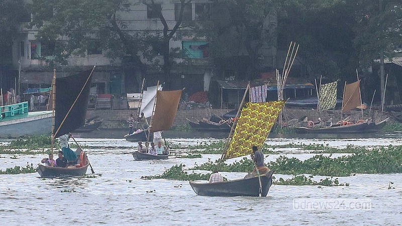 ঢাকায় বুড়িগঙ্গা নদীর মিল ব্যারাক ঘাট থেকে কেরাণীগঞ্জের কোল্ড স্টোরেজ নৌকা ঘাটে চলছে পাল তোলা নৌকা