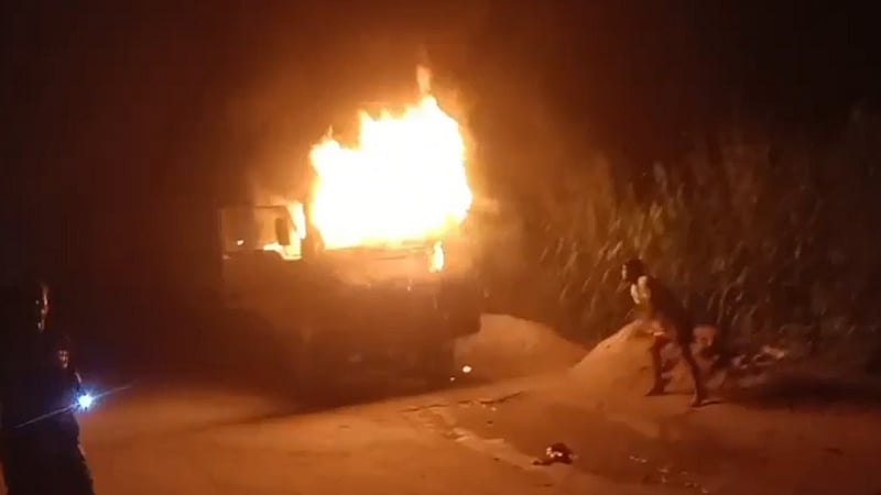 সিরাজগঞ্জে মহাসড়কে দাঁড়িয়ে থাকা ট্রাকে আগুন
