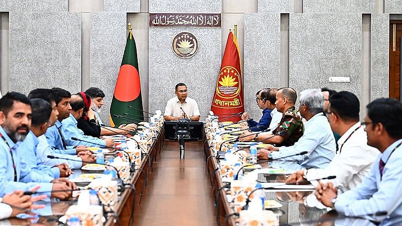 সচিবালয়ে মন্ত্রিপরিষদ বিভাগের সভাকক্ষে প্রধানমন্ত্রী তারেক রহমানের উপস্থিতিতে তিনটি পাটকল ইজারার চুক্তি হয়। ছবি: পিআইডি