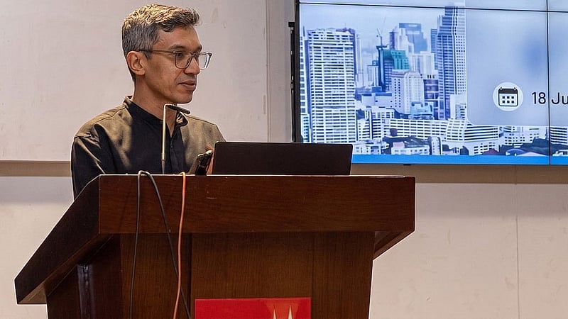 ১৮ জুন রাজধানীর আগারগাঁওয়ের বাংলাদেশ বিনিয়োগ উন্নয়ন কর্তৃপক্ষ (বিডা) ভবনের মাল্টিপারপাস হলে ‘বাংলাদেশ ইনভেস্টমেন্ট ফ্লোস অ্যান্ড ইনভেস্টমেন্ট ফ্যাসিলিটেশন’ শীর্ষক কর্মশালায় বক্তব্য রাখছেন চৌধুরী আশিক মাহমুদ বিন হারুন।  