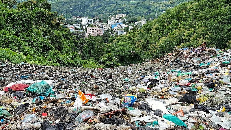 যেখানে ময়লা-আবর্জনা ফেলা হয়, তার আরেকপাশে সাঙ্গু নদী। বৃষ্টি পড়লে এসব আবর্জনা ধুয়ে গিয়ে পড়ে নদীতে।