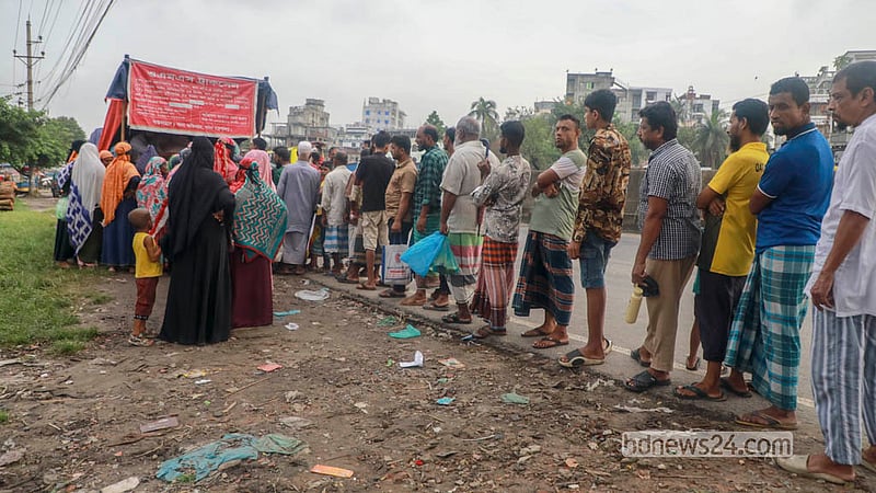 ঢাকার রায়েরবাগ এলাকায় রোববার ট্রাক থেকে ওএমএসের পণ্য কিনতে মানুষের ভিড়।&amp;nbsp; ছবি: আব্দুল্লাহ আল মমীন