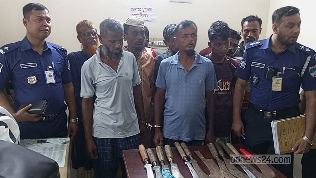 নড়াইলে আদালত এলাকা থেকে দেশীয় অস্ত্রসহ আটক ১১