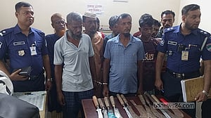 নড়াইলে আদালত এলাকা থেকে দেশীয় অস্ত্রসহ আটক ১১