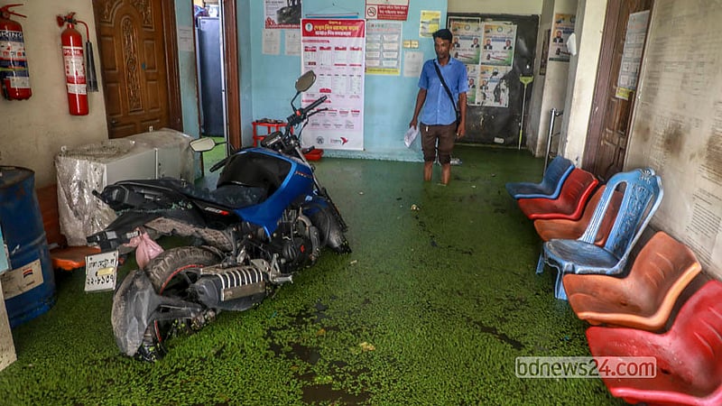 পানি নিস্কাশন ব্যবস্থা ভালো না হওয়ায় ভারি বৃষ্টি হলে প্রায়ই পানি জমে যাত্রাবাড়ীর মাতুয়াইল এলাকায় এই বিদ্যুৎ কার্যালয়ে। &amp;nbsp;&amp;nbsp;ছবি: আব্দুল্লাহ আল মমীন