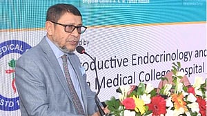 বন্ধ্যাত্বের চিকিৎসায় বিদেশমুখী প্রবণতা কমানোর ওপর জোর স্বাস্থ্যমন্ত্রীর