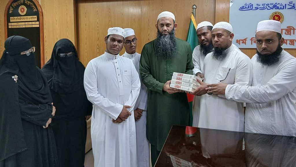 সমালোচনার মুখে হাফেজদের দেওয়া ইসরায়েলি লেখক হারারির বই ফেরত নেওয়া হল