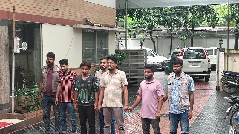 যাত্রাবাড়ীতে ককটেল বিস্ফোরণ: আওয়ামী লীগ নেতাসহ গ্রেপ্তার ৪