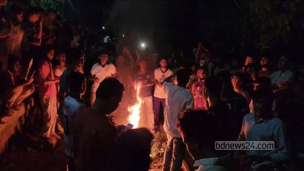 রাবি শিক্ষার্থীকে মারধরের প্রতিবাদে রেললাইন অবরোধ