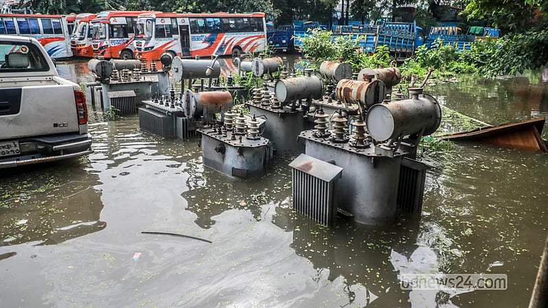 ভারি বৃষ্টিতে ডুবে গেছে যাত্রাবাড়ীর মাতুয়াইল এলাকায় বিদ্যুৎ কার্যালয়ের বেশ কয়েকটি ট্রান্সফরমার। &amp;nbsp;&amp;nbsp;ছবি: আব্দুল্লাহ আল মমীন