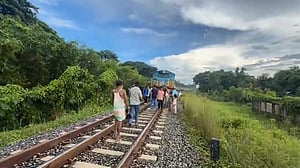 সাতকানিয়ায় ট্রেনের ধাক্কায় নিহত ২