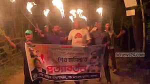 বরগুনায় যুবলীগের মশাল মিছিল, সড়কে টায়ার জ্বালিয়ে বিক্ষোভ