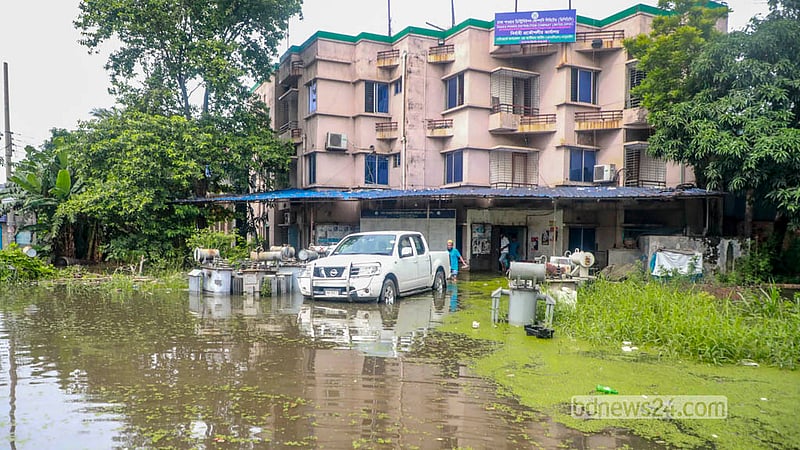 বৃষ্টির পানি জমেছে যাত্রাবাড়ীর মাতুয়াইল এলাকার ঢাকা পাওয়ার ডিস্ট্রিবিউশন কোম্পানি লিমিটেডের (ডিপিডিসি) কার্যালয়ের নিচতলায়।&amp;nbsp;&amp;nbsp; ছবি: আব্দুল্লাহ আল মমীন