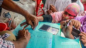 কম দামে চাল-আটা কিনতে মানুষের ভিড়