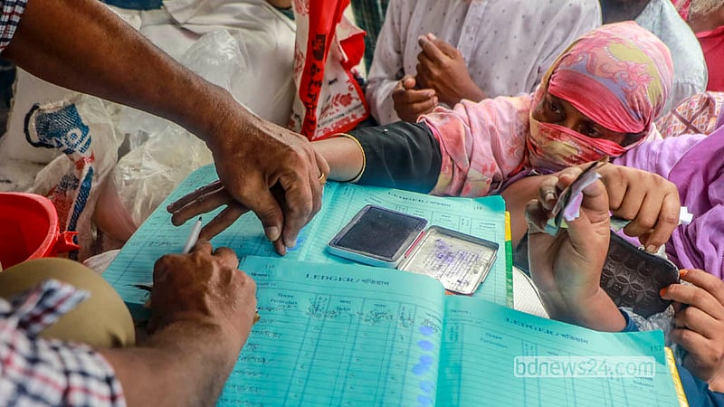 খাদ্য মন্ত্রণালয়ের ওএমএস কর্মসূচির পণ্য কিনতে ক্রেতাদের নামসহ টিপসই দিতে হয়। &amp;nbsp;&amp;nbsp;ছবি: আব্দুল্লাহ আল মমীন