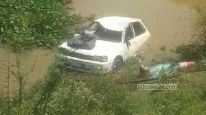 শেরপুরে দুর্ঘটনায় খাদে পড়া গাড়ি তুলতেই মিলল ৩৯ বোতল মদ