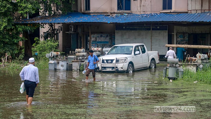 ঢাকার যাত্রাবাড়ীর মাতুয়াইল এলাকায় বৃষ্টির পানি মাড়িয়ে স্থানীয় বিদ্যুৎ কার্যালয়ে যাচ্ছেন গ্রাহকরা।&amp;nbsp;&amp;nbsp; ছবি: আব্দুল্লাহ আল মমীন