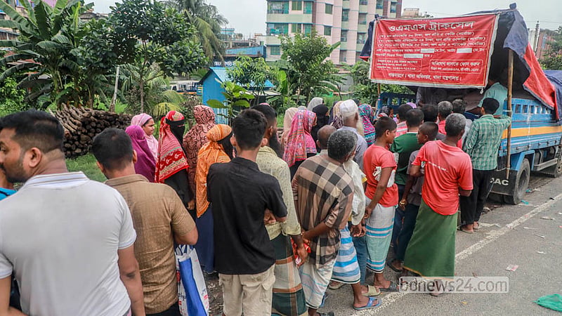 ঢাকার রায়েরবাগ এলাকায় রোববার ট্রাক থেকে ওএমএসের পণ্য কিনতে মানুষের ভিড়।&amp;nbsp; ছবি: আব্দুল্লাহ আল মমীন